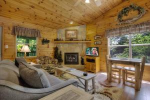 セバービルにあるRiver Sounds #121の暖炉付きのリビングルーム(ログキャビン内)