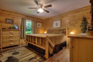 セバービルにあるRiver Sounds #121のベッドと天井扇風機のある寝室