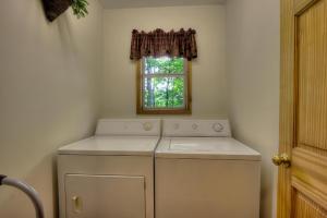セバービルにあるRiver Sounds #121の窓付きの客室で、洗濯機と乾燥機が備わります。 +22枚の写真