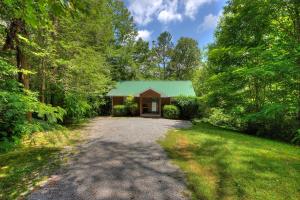 セバービルにあるRiver Sounds #121の緑の屋根と私道のある家