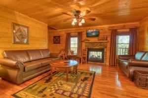 Una sala de estar con muebles de cuero y chimenea. en Skinny Dippin' #261, en Pigeon Forge
