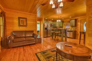 una sala de estar con un sofá y una mesa en Skinny Dippin' #261, en Pigeon Forge