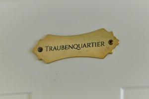 Et logo, certifikat, skilt eller en pris der bliver vist frem på Winzerhaus 1658 - Ferienwohnung und Apartments + 28 billeder