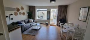 a living room with a couch and a table at Casa de Deborah in Zandvoort