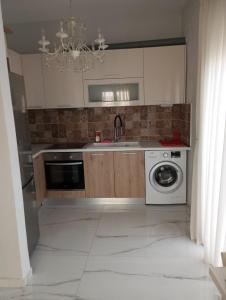 Kuchyňa alebo kuchynka v ubytovaní Studio Stesi Peraia Thessaloniki s
