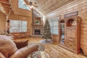 セバービルにあるSugar Bear #268のリビングルーム(ソファ、クリスマスツリー付)