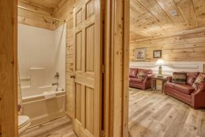 Cabaña de madera con baño con bañera y aseo en Suite Spot #242, en Pigeon Forge 26 fotos más