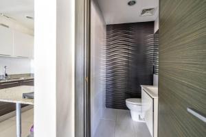 Ένα μπάνιο στο Dream Rooftop Downtown View +21 φωτογραφίες