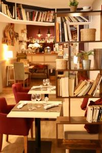 Posezení v ubytování Logis Hôtel-Restaurant La Coupe d'Or