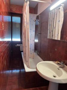 Bilik mandi di Casa Lora con spiaggia privata RDA luxury
