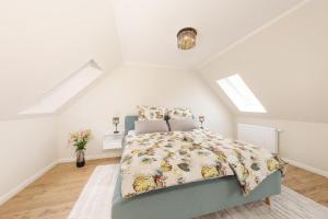 1 dormitorio blanco con 1 cama en el ático en Design Apartments - "Havelnest", en Schwielowsee