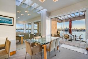 Χώρος καθιστικού στο Waterfront Oasis w Pier Parking & Beach on Island