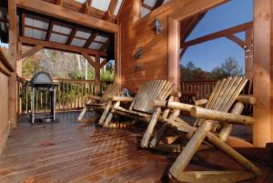 セバービルにあるWow! What A Cabin #255の小屋の玄関に座る椅子2脚