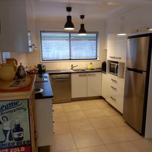 Кухня або міні-кухня у At Home Apartments