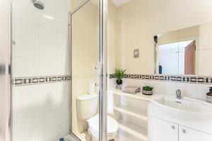 Phòng tắm tại 5 Bed Finnieston SkyHigh Duplex with Parking