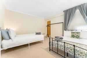 Giường trong phòng chung tại 5 Bed Finnieston SkyHigh Duplex with Parking