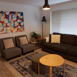 Зона вітальні в At Home Apartments
