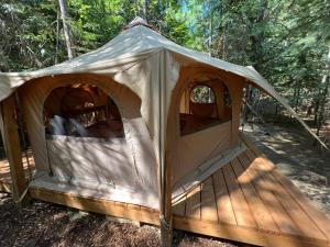 Fotografie z fotogalerie ubytování Luxury Canvas Yurt Nestled in a Private Forest v destinaci Naples