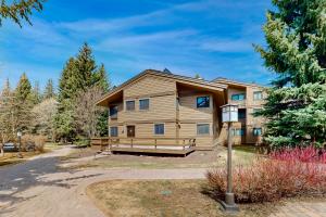 a large wooden house with a driveway at Sun Valley Escape in Sun Valley