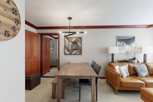 ein Wohnzimmer mit Tisch und Couch in der Unterkunft Everline Resort #241 & #243 in Olympic Valley