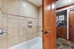 ein Badezimmer mit Badewanne und Waschbecken in der Unterkunft Everline Resort #241 & #243 in Olympic Valley + 17 Fotos