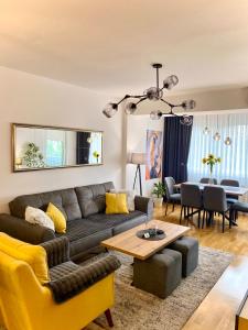 スコピエにあるAJ Luxe Residenceのソファとテーブルのあるリビングルーム