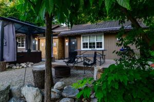 une maison avec une table de pique-nique et une terrasse dans l'établissement Barefoot Villas and Retreat, à Christina