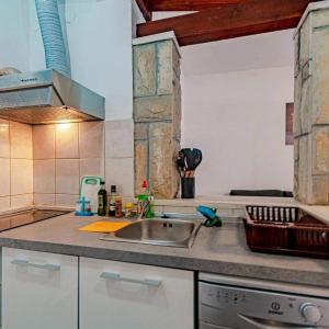 Kuchyň nebo kuchyňský kout v ubytování Apartments MILA
