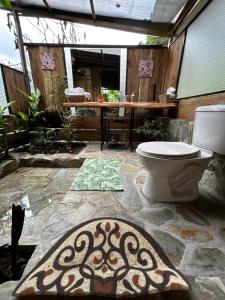 bagno con servizi igienici e patio con tappeto. di "refugio entre montañas" lalomaecolodge a Dosquebradas Altre 14 foto