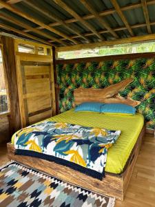 una camera da letto con un letto in una stanza di "refugio entre montañas" lalomaecolodge a Dosquebradas