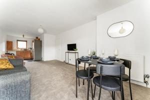 a living room with a table and chairs and a couch at 2Bed City Central East End Gem in Glasgow