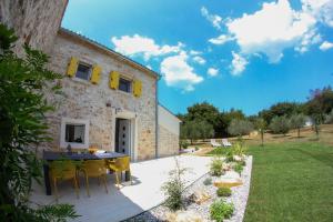 乌马格Casa Viva的建筑物前有桌椅的露台