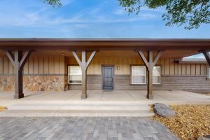 ein Holzgebäude mit einer Veranda mit einer Tür in der Unterkunft Mountain View Haven in Elden Pueblo