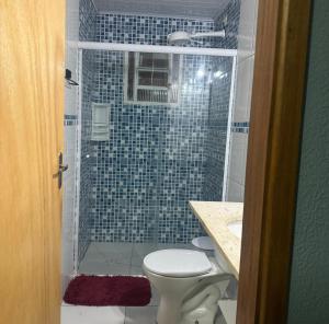 Un baño con ducha, inodoro y lavabo. en Recanto da Bia, en Campos do Jordão