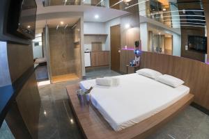 a bedroom with a large white bed in a room at Motel Frenesi Toledo in Toledo +5 photos