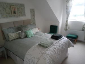 una camera da letto con un letto e una finestra di Blackbrink cottage a Roscommon