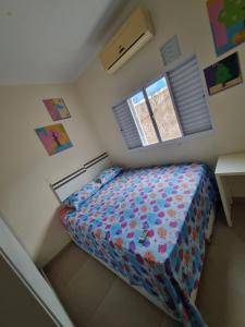 Ένα ή περισσότερα κρεβάτια σε δωμάτιο στο Casa Aconchegante e Mobiliada