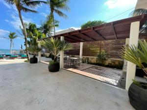 un patio de una casa con palmeras en Palma Real By Andiani Travel, en Puerto Morelos