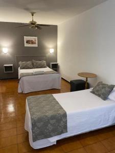 Rúm í herbergi á Piazza Suites 3