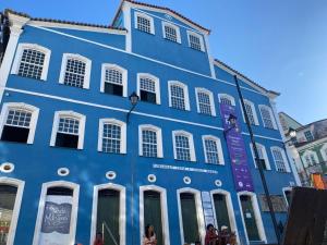 サルバドールにあるA Casa dos Mestresの青い建物