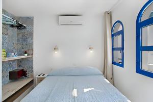 A bed or beds in a room at Cosy 1 Bedroom Bungalow Apartment