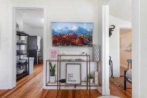 Vintage Tiny House CUTE 1BDRM Big Appeal的电视和/或娱乐中心