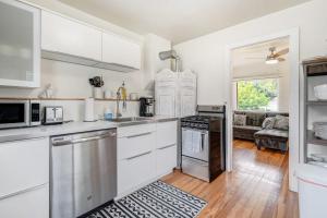 Vintage Tiny House CUTE 1BDRM Big Appeal的厨房或小厨房