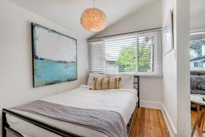 科罗拉多斯普林斯Vintage Tiny House CUTE 1BDRM Big Appeal的带床和窗户的卧室