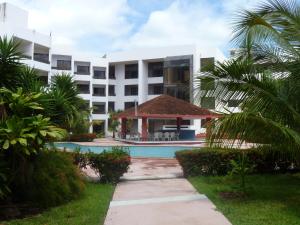 a resort with a swimming pool and a building at Hotel Debliz in Campeche