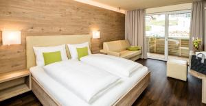 Postel nebo postele na pokoji v ubytování Aktiv Hotel Edelweiss
