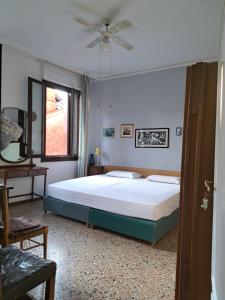 a bedroom with a bed and a ceiling fan at C&agrave; Widmann in Venice