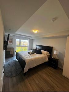 En eller flere senge i et værelse på Oakville Townhouse Amazing Rooftop