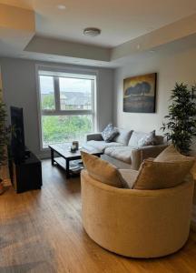 Et opholdsområde på Oakville Townhouse Amazing Rooftop