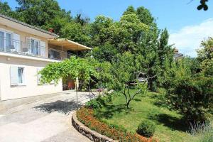 Zahrada ubytování Apartments with parking spaces Opric, Opatija - 7753